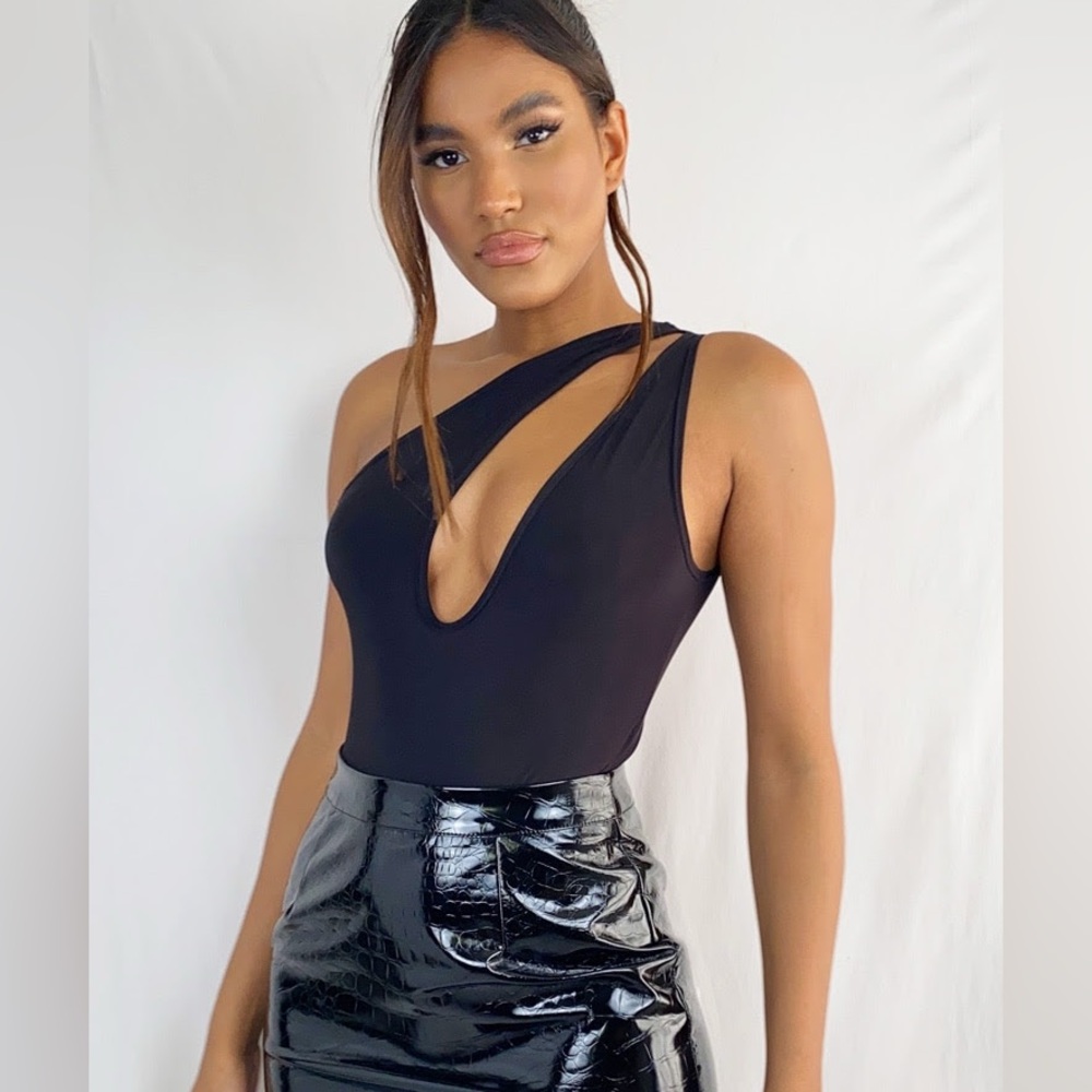 PrettyLittleThing Black Slinky One Shoulder Plunge Bodysuit
